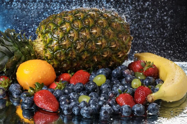 Las Frutas Tropicales Cierran Sobre Una Mesa Fresa Uva Arándanos —  Fotos de Stock