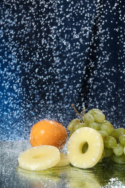 Zielone Winogrona Zbliżenie Pod Wodą Krople Ciemnoniebieskim Tle Zdrowy Styl — Zdjęcie stockowe