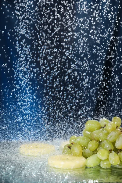 Green Grape Closeup Water Drops Dark Blue Background Healthy Lifestyle — Stock Photo, Image