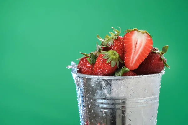 Rote Erdbeeren Einem Metalleimer Großaufnahme Vor Grünem Hintergrund Multivitamincocktail Gesunder — Stockfoto