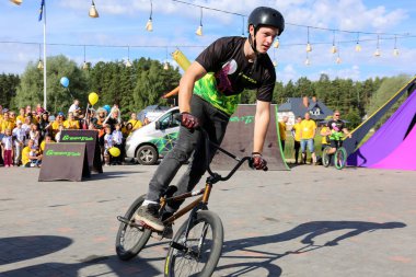 Genç erkekler profesyonel BMX binicileri açık hava gösterisi. Bisiklet yarışması. Riskli spor.