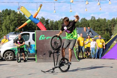 Genç erkekler profesyonel BMX binicileri açık hava gösterisi. Bisiklet yarışması. Riskli spor.