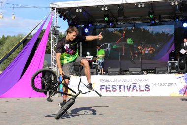 Genç erkekler profesyonel BMX binicileri açık hava gösterisi. Bisiklet yarışması. Riskli spor.