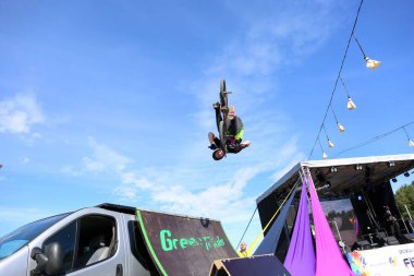 Genç erkekler profesyonel BMX binicileri açık hava gösterisi. Bisiklet yarışması. Riskli spor.