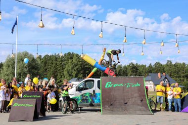 Genç erkekler profesyonel BMX binicileri açık hava gösterisi. Bisiklet yarışması. Riskli spor.