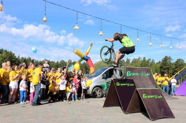 Genç erkekler profesyonel BMX binicileri açık hava gösterisi. Bisiklet yarışması. Riskli spor.