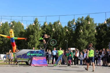 Genç erkekler profesyonel BMX binicileri açık hava gösterisi. Bisiklet yarışması. Riskli spor.