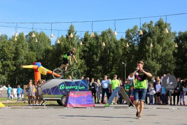 Genç erkekler profesyonel BMX binicileri açık hava gösterisi. Bisiklet yarışması. Riskli spor.