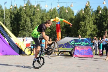 Genç erkekler profesyonel BMX binicileri açık hava gösterisi. Bisiklet yarışması. Riskli spor.