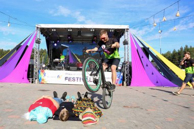 Genç erkekler profesyonel BMX binicileri açık hava gösterisi. Bisiklet yarışması. Riskli spor.
