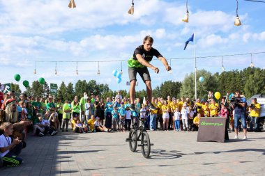 Genç erkekler profesyonel BMX binicileri açık hava gösterisi. Bisiklet yarışması. Riskli spor.