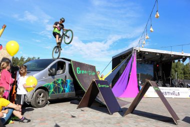 Genç erkekler profesyonel BMX binicileri açık hava gösterisi. Bisiklet yarışması. Riskli spor.