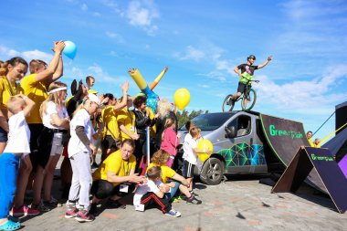 Genç erkekler profesyonel BMX binicileri açık hava gösterisi. Bisiklet yarışması. Riskli spor.