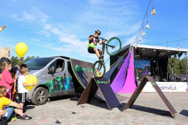 Genç erkekler profesyonel BMX binicileri açık hava gösterisi. Bisiklet yarışması. Riskli spor.