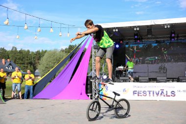 Genç erkekler profesyonel BMX binicileri açık hava gösterisi. Bisiklet yarışması. Riskli spor.
