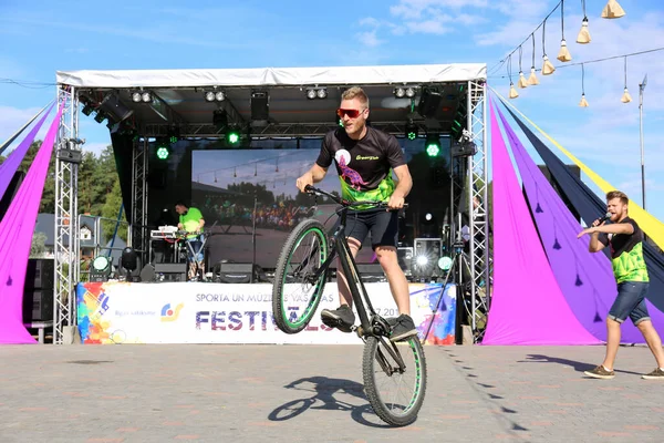 Genç erkekler profesyonel BMX binicileri açık hava gösterisi. Bisiklet yarışması. Riskli spor.