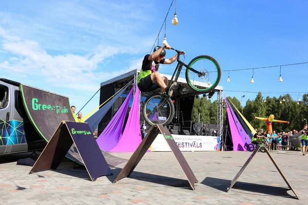 Genç erkekler profesyonel BMX binicileri açık hava gösterisi. Bisiklet yarışması. Riskli spor.