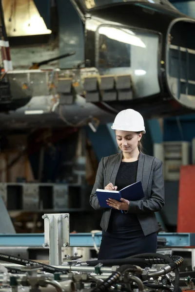 Porträt Einer Fabrikmanagerin Mit Weißem Hut Und Businessanzug Steuerung Des — Stockfoto