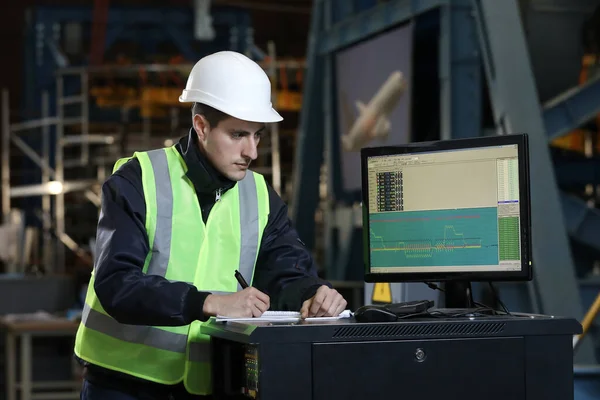 Retrato Homem Engenheiro Fábrica Roupas Trabalho Controlando Processo Trabalho Fabricante — Fotografia de Stock