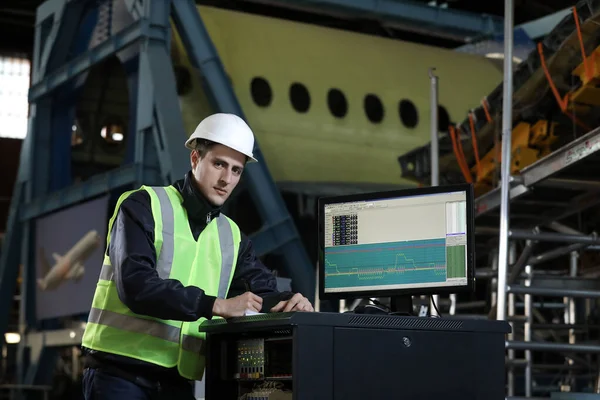 Porträt Eines Mannes Fabrikingenieur Arbeitskleidung Der Den Arbeitsprozess Beim Flugzeughersteller — Stockfoto