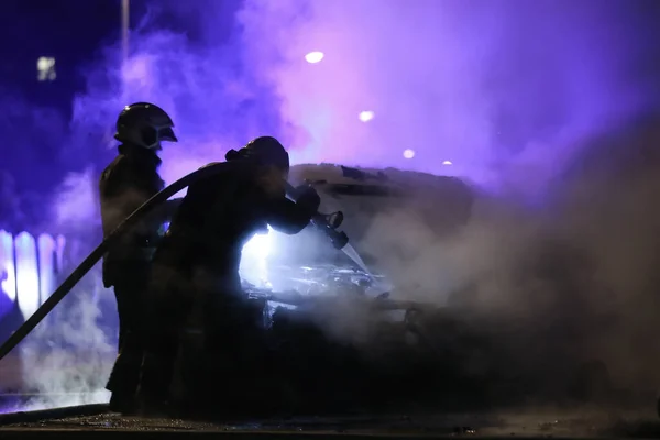 Bombeiros Lutar Contra Fogo Meia Noite Carro Polícia Umas Costas — Fotografia de Stock