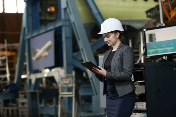 Porträt Einer Fabrikmanagerin Mit Weißem Hut Und Businessanzug Steuerung Des — Stockfoto