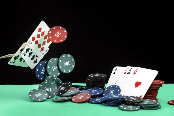 Bir Çift Kupa Elmas Bir Iskambil Destesinde Poker Yeşil Masada — Stok fotoğraf