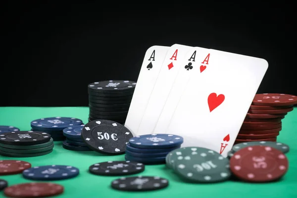 Skambil Kağıdında Bir Çift Poker Yeşil Masada Fiş Oynuyor Çevrimiçi — Stok fotoğraf