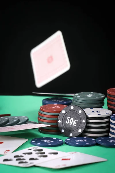 Bir Çift Kupa Elmas Bir Iskambil Destesinde Poker Yeşil Masada — Stok fotoğraf