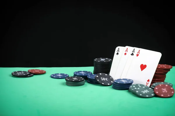 Skambil Kağıdında Bir Çift Poker Yeşil Masada Fiş Oynuyor Çevrimiçi — Stok fotoğraf