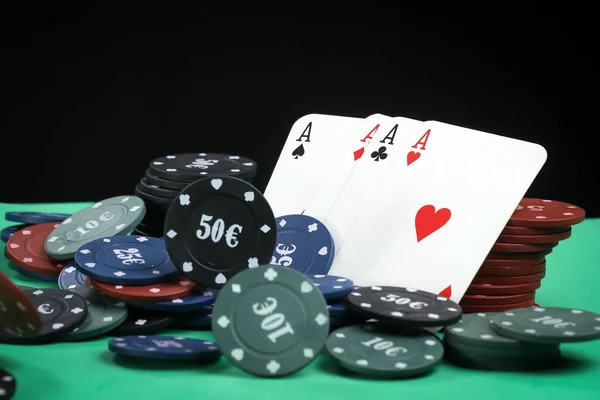 Skambil Kağıdında Bir Çift Poker Yeşil Masada Fiş Oynuyor Çevrimiçi — Stok fotoğraf