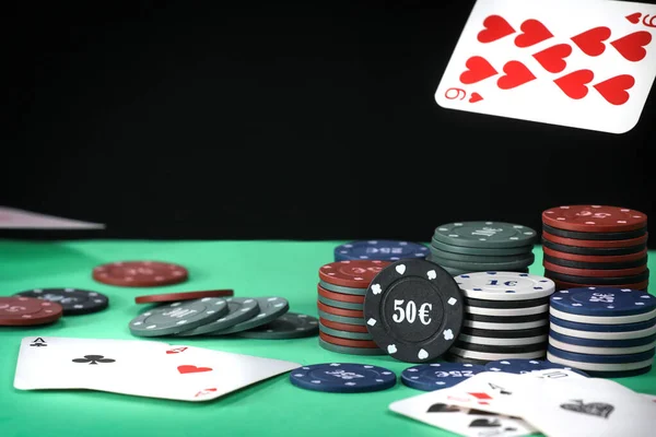 Bir Çift Kupa Elmas Bir Iskambil Destesinde Poker Yeşil Masada — Stok fotoğraf