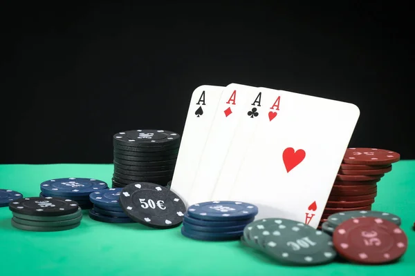 Bir Çift Kupa Elmas Bir Iskambil Destesinde Poker Yeşil Masada — Stok fotoğraf