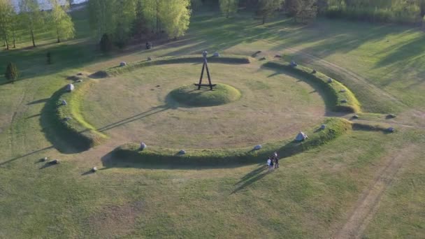 都市公園内の円形記念碑の空中ビューは 川に近い 森林公園で晴れた日のドローンビュー 公園で遊んでいる子供たち — ストック動画