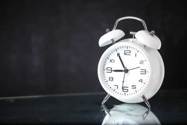 Blanco Reloj Despertador Retro Fondo Negro Bajo Las Gotas Agua —  Fotos de Stock