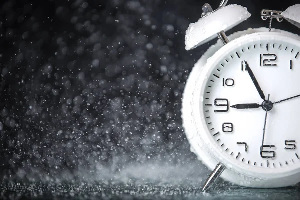 Blanco Reloj Despertador Retro Fondo Negro Bajo Las Gotas Agua — Foto de Stock