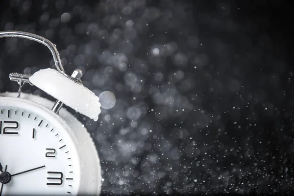 Relógio Alarme Retro Branco Fundo Preto Sob Gotas Água Bom — Fotografia de Stock