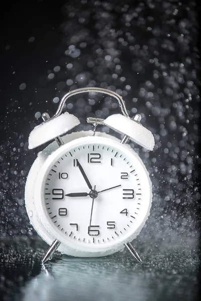 Relógio Alarme Retro Branco Fundo Preto Sob Gotas Água Bom — Fotografia de Stock