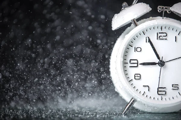 White Retro Alarm Clock Black Background Water Drops Morning Break — Stock Photo, Image