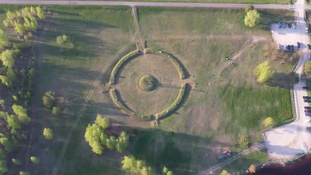 Widok Lotu Ptaka Okrągły Pomnik Parku Miejskim Blisko Rzeki Drone — Wideo stockowe