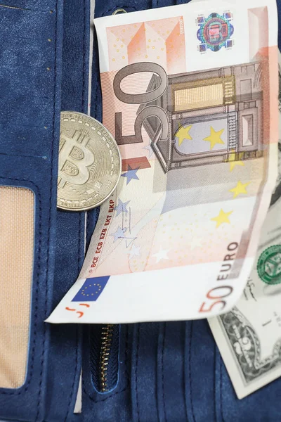 Euro Schein Dollar Banknote Und Bitcoin Einer Blauen Brieftasche Isoliert — Stockfoto