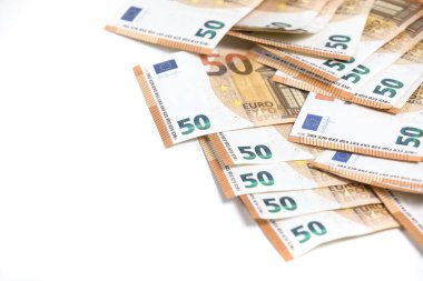 Beyaz arka planda izole edilmiş 50 avroluk banknotlar. Finansal kriz. Paranın satın alma gücü