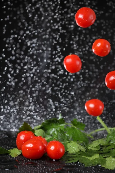 Caída Tomates Rojos Cereza Bajo Las Gotas Agua Fondo Negro — Foto de Stock