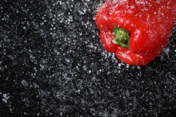 Vista Horizontal Del Pimentón Rojo Dulce Bajo Las Gotas Agua — Foto de Stock