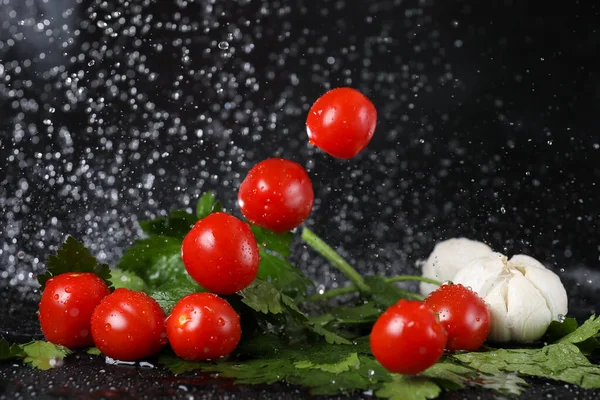 Caída Tomates Rojos Cereza Bajo Las Gotas Agua Fondo Negro — Foto de Stock