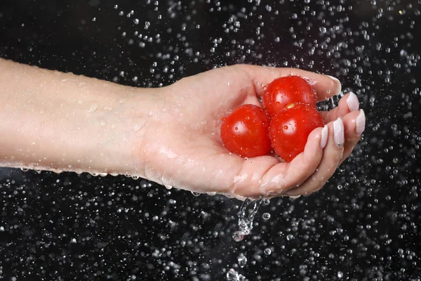 Mujer Mano Sosteniendo Tomate Rojo Cereza Bajo Agua Gotas Fondo — Foto de Stock