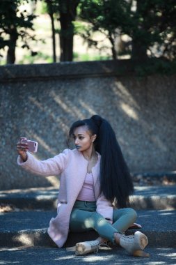 Güzel erkek bir selfie alarak