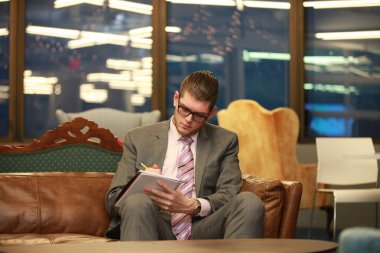 Dalgın adam not yazma