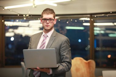 dizüstü bilgisayar ile üzgün bir adam