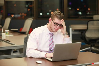 Ofiste düşünen adam.